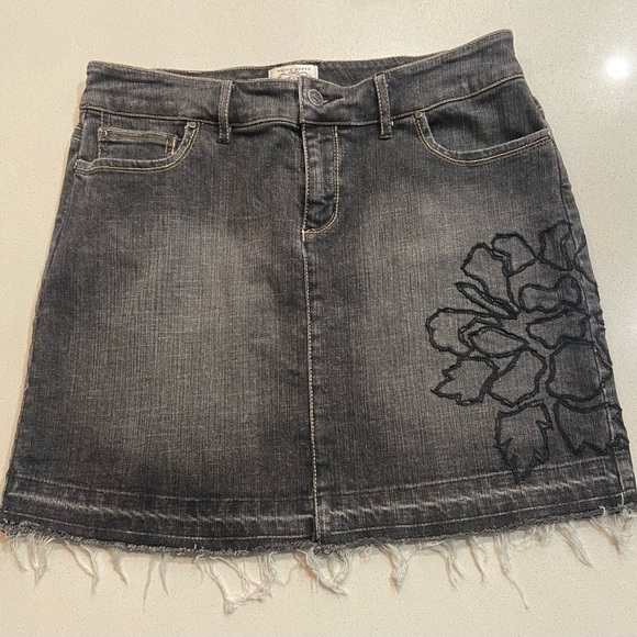 White House Black Market Blanc Denim Skirt Size 6 - Picture 2 of 6